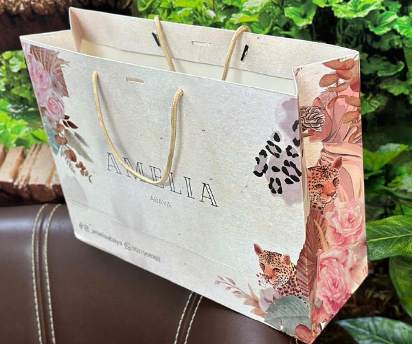 كيس كرتوني فاخر لتغليف المنتجات والهدايا في الرياض